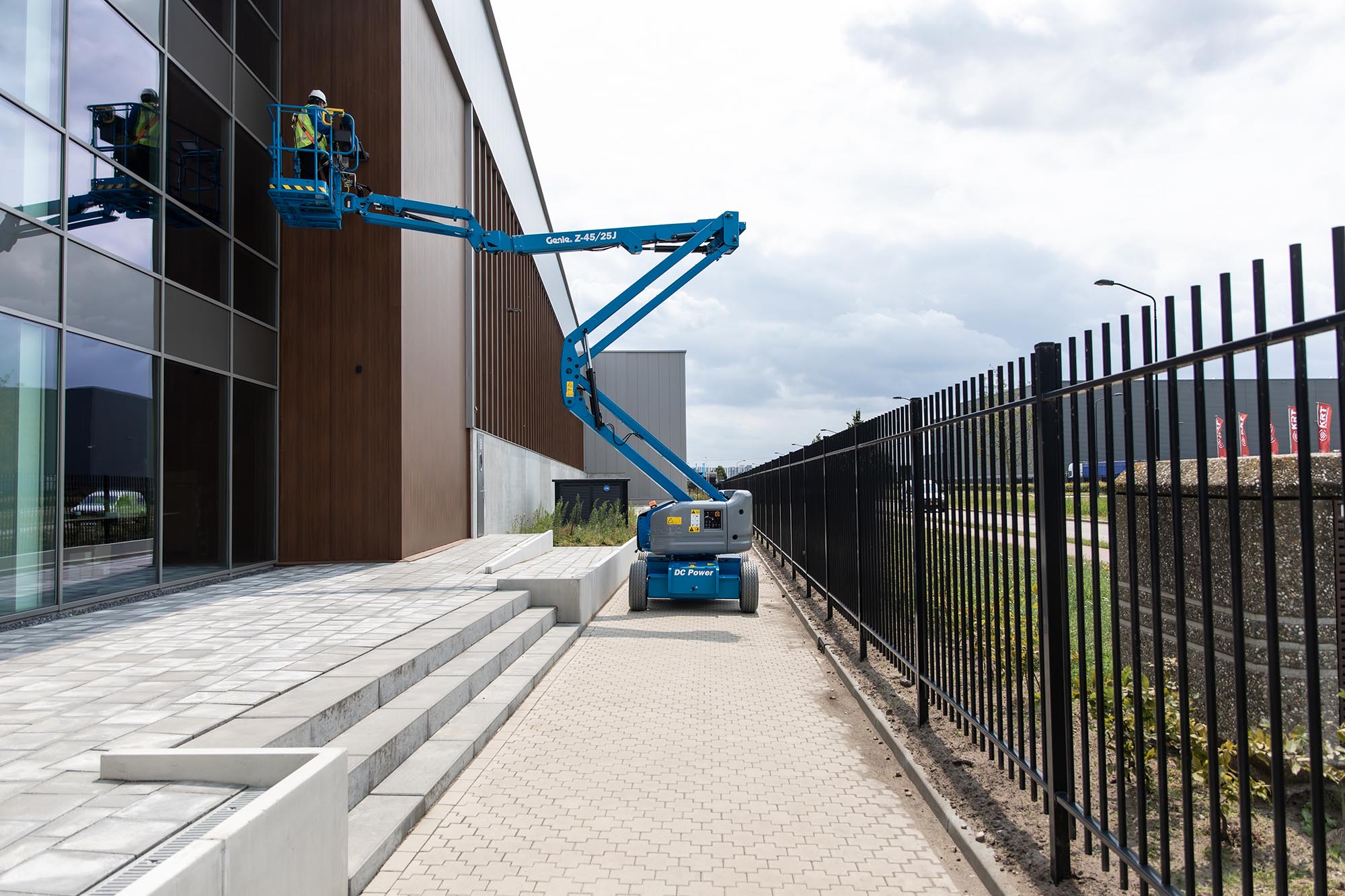 z-45-25j-dc_working-outdoor_side-view_1_lowd2da3b57f025488b9976c2e2d179f556